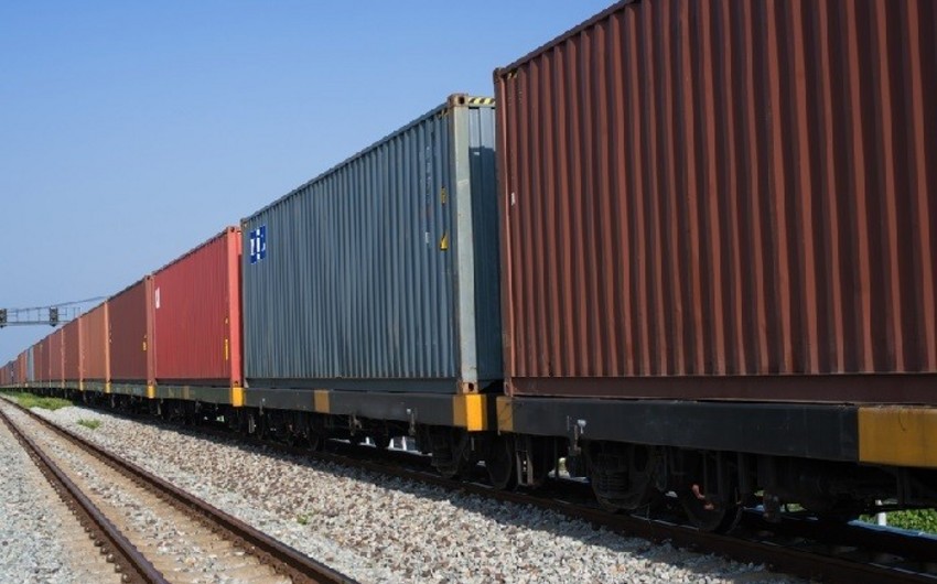 Двигающийся по БТК поезд из 82 контейнеров достиг Баку