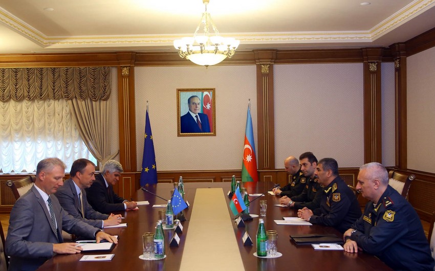 Министр обороны Азербайджана встретился со спецпредставителем Евросоюза