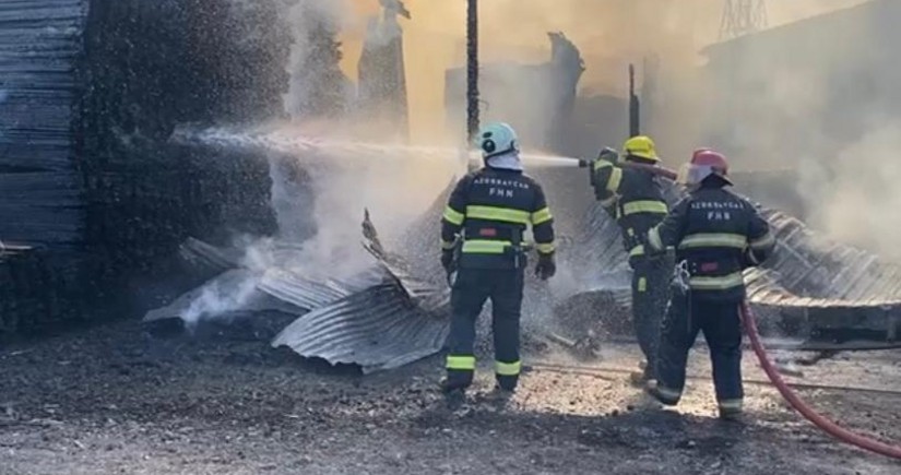 В Баку горит рынок пиломатериалов, к месту происшествия привлечена полиция 