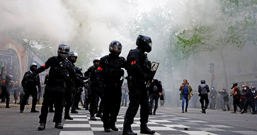 В Париже 57 полицейских пострадали в ходе первомайской демонстрации