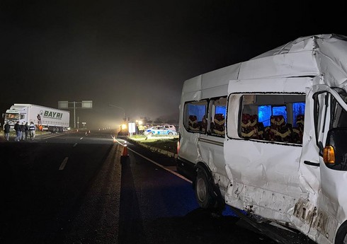 В Турции грузовик столкнулся со школьным микроавтобусом, есть пострадавшие