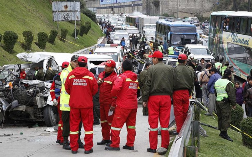 Boliviyada avtobus yük maşını ilə toqquşub, 30-dan çox ölən və yaralanan var