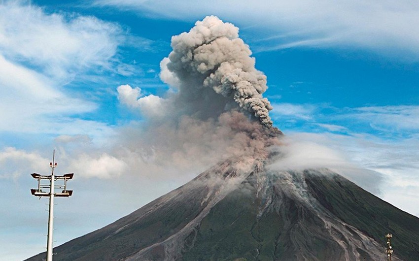 Volcano in Kuril islands sends ash to height of 2.8 km