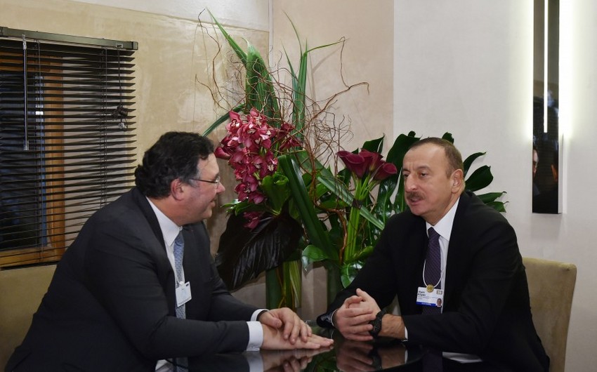 ​İlham Əliyev Davosda TOTAL şirkətinin baş icraçı direktoru ilə görüşüb