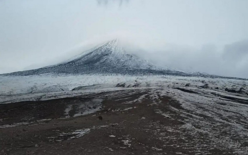 Трое выживших на Ключевском вулкане туристов вышли на связь