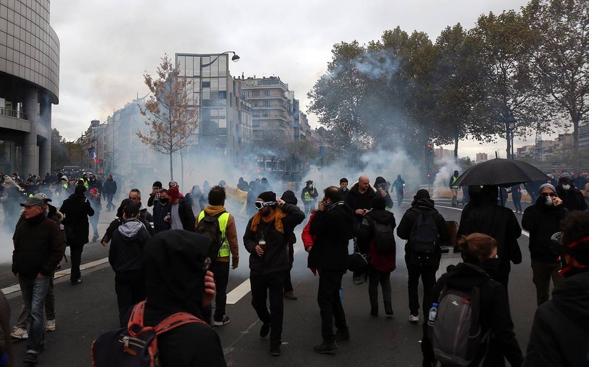 Parisdə polis gözyaşardıcı qaz və su şırnaqlarından istifadə etdi