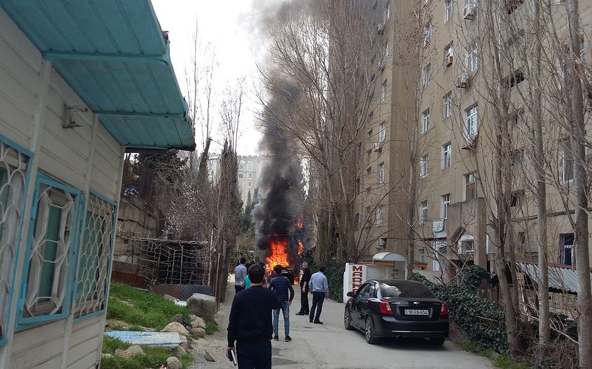 ​В Баку сгорел автомобиль - ВИДЕО