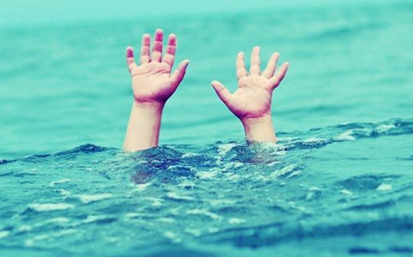 В Агсу двое малолетних утонули в канале