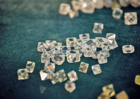 Азербайджан возобновил импорт алмазов из ОАЭ