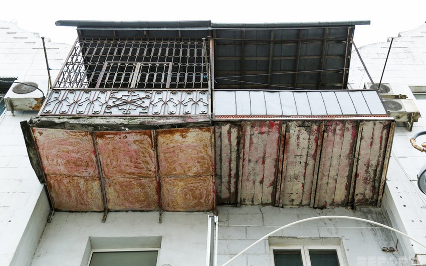 Еще одна проблема с балконами на улицах Баку - ФОТО