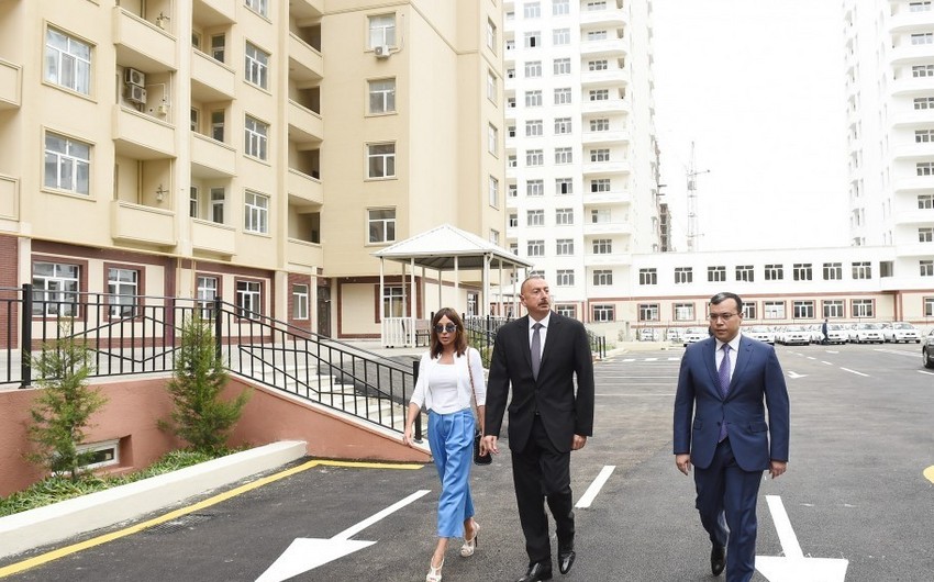 Президент Ильхам Алиев принял участие в церемонии вручения ключей от квартир и автомобилей инвалидам и семьям шехидов