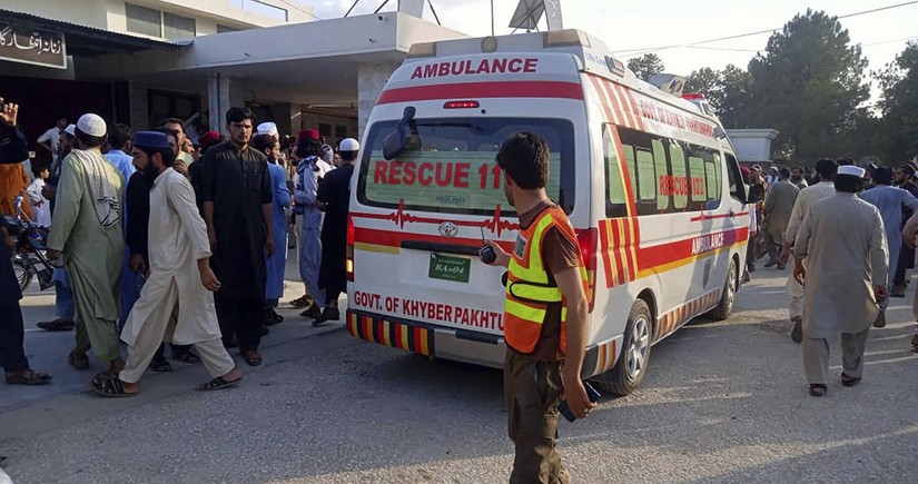 Blast kills two Chinese near Pakistan's Karachi airport