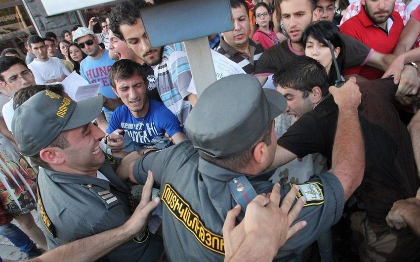СК Армении обвинил 19 активистов в хулиганстве во время визита Пашиняна