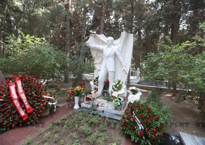 Руководство Минкультуры и гости из России посетили могилу Муслима Магомаева
