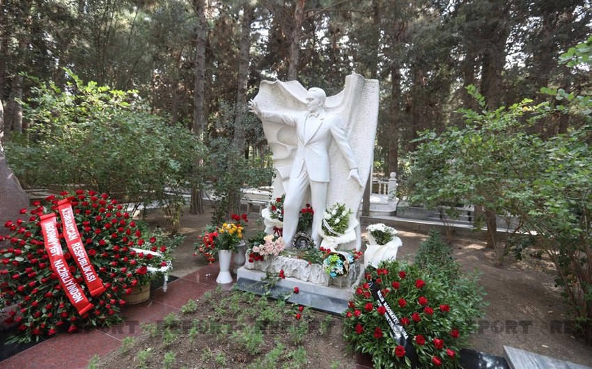 Руководство Минкультуры и гости из России посетили могилу Муслима Магомаева