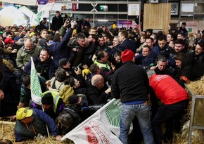 Во Франции протестующие фермеры прорвались выставочный павильон 