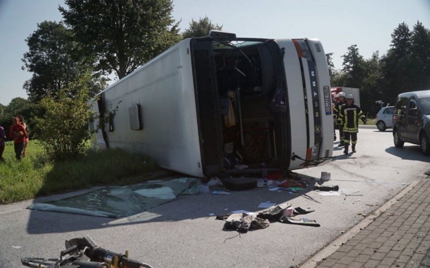 В Германии перевернулся автобус, пострадали 40 человек