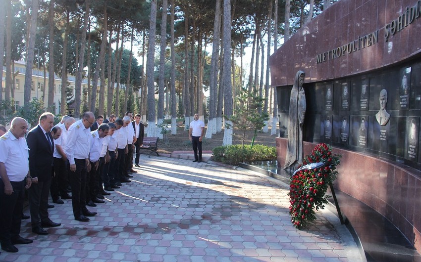 В Бакинском метрополитене почтили память шехидов Отечественной войны
