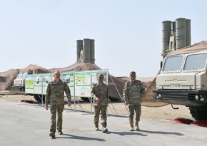 İlham Əliyev S-300 PMU-2 “Favorit” Zenit Raket Komplekslərinin start mövqeyinə baş çəkib