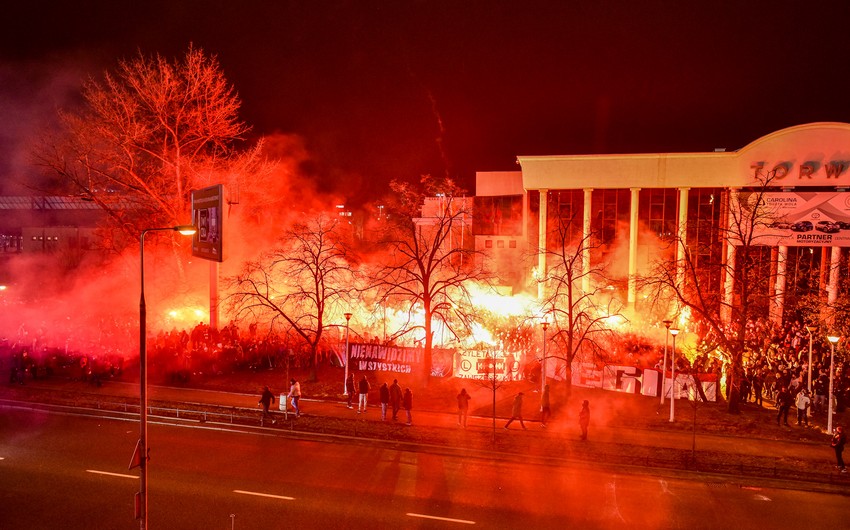 Фанаты польского клуба устроили массовые беспорядки из-за запрета посещать стадион