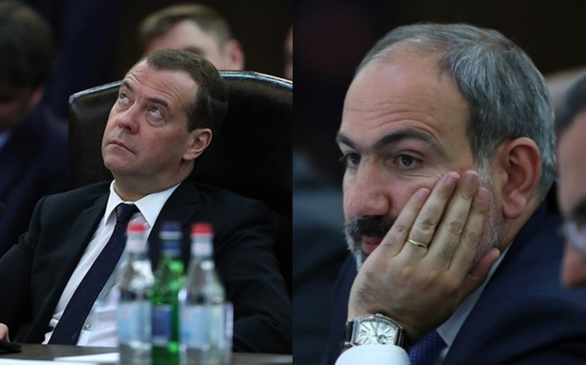 Dmitri Medvedev Nikol Paşinyanı pərt edib, zaldakılar gülüşüb - VİDEO