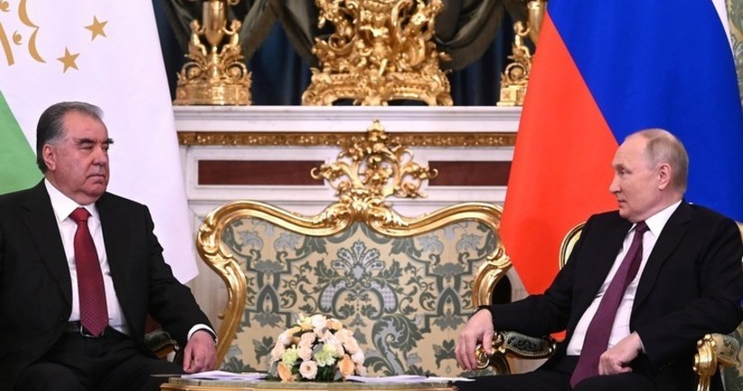 Президенты РФ и Таджикистана обсудили ситуацию с трудовыми мигрантами