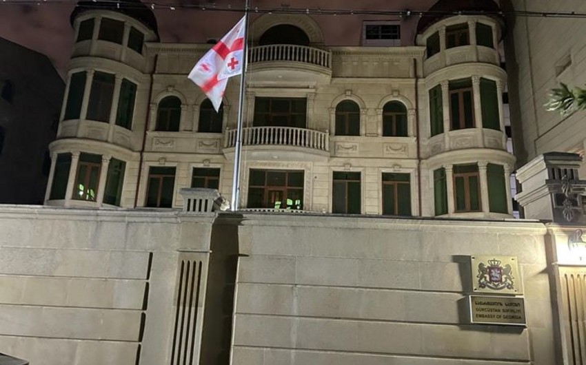 Gürcüstanın Bakıdakı səfirliyinin binasında dövlət bayrağı endirilib