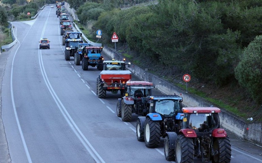 İtaliyada fermerlər iki saat mərkəzi magistral yolu bağlayıblar