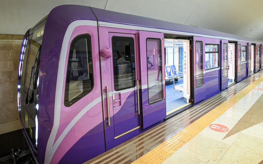 В Баку иностранцы проникли в депо метрополитена и расписали краской поезда
