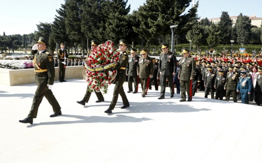 Руководство министерства обороны посетило памятник Ази Асланову