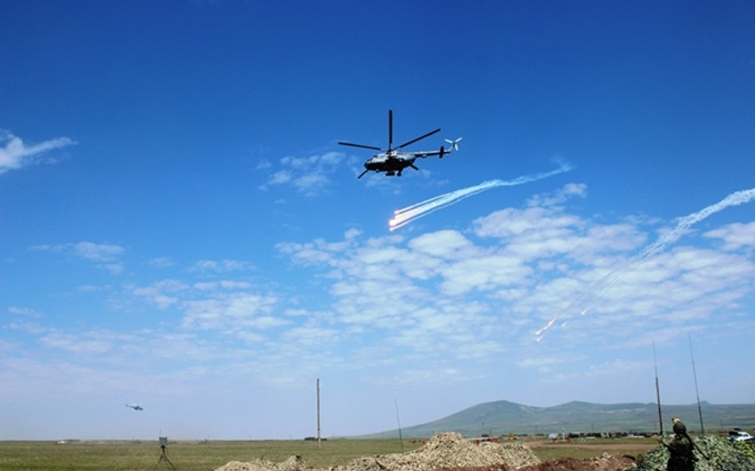 Российские вертолетчики проводят учения в горах Армении