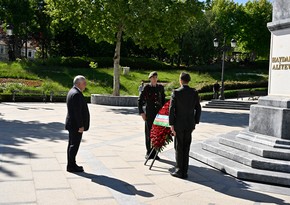 Azerbaijani PM visits Heydar Aliyev's monument in Ankara