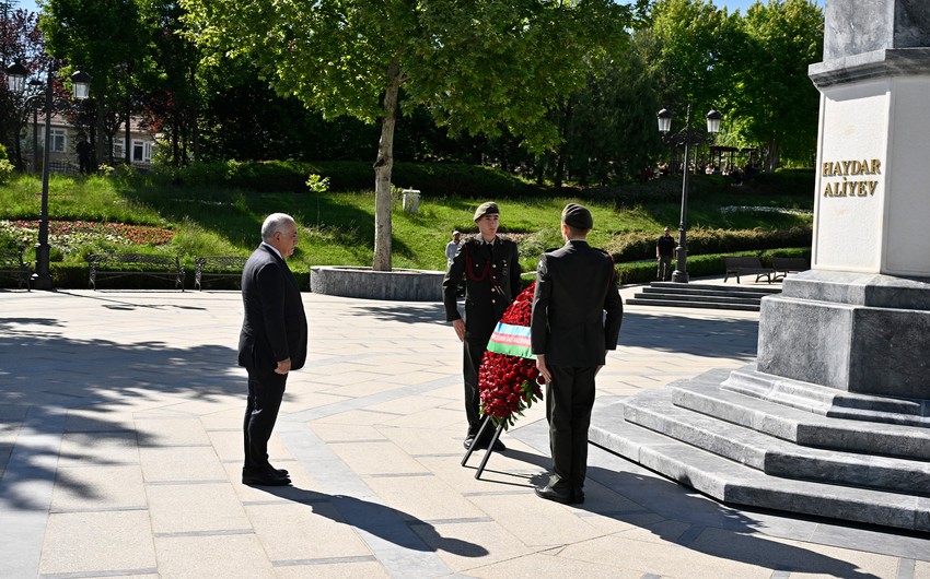 Azerbaijani PM visits Heydar Aliyev's monument in Ankara