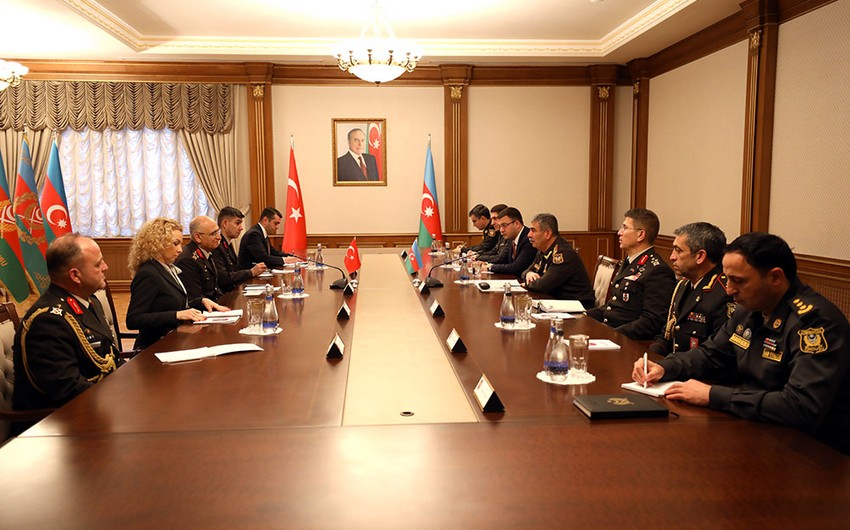 Закир Гасанов обсудил вопросы военного сотрудничества со вторым начальником Генштаба Турции 