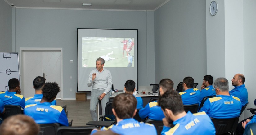 Frank De Blekere Kəpəzin futbolçuları ilə görüşüb