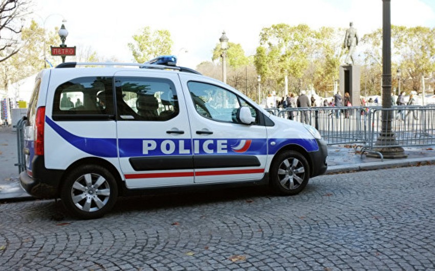 A man arrested after vehicle ram into French soldiers in Paris - UPDATED