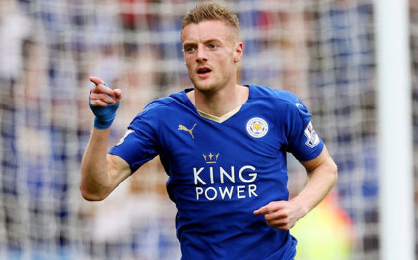 Jamie Vardy extends contract with Leicester City