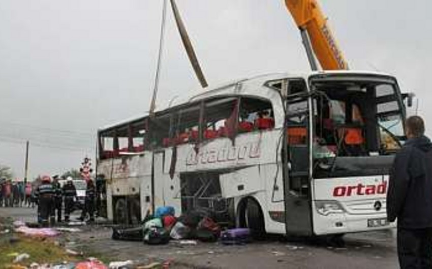 ​Туристический автобус перевернулся в Иране, 16 человек погибли