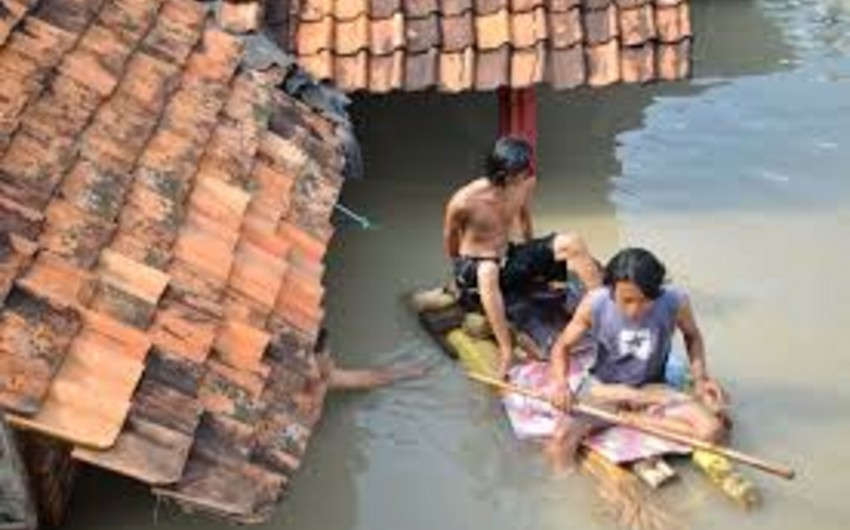 Более 100 тысяч человек покинули дома из-за наводнения в Индонезии