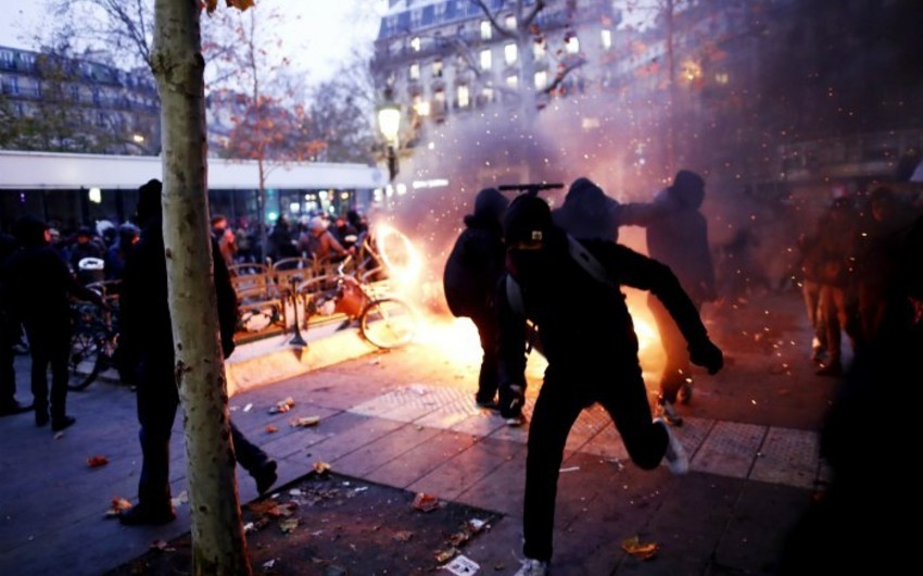 Во Франции участники забастовки заблокировали 7 НПЗ