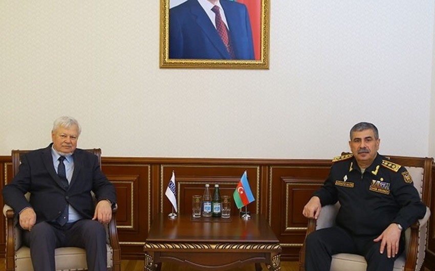 Министр обороны Азербайджана обсудил с Анджеем Каспшиком карабахский конфликт
