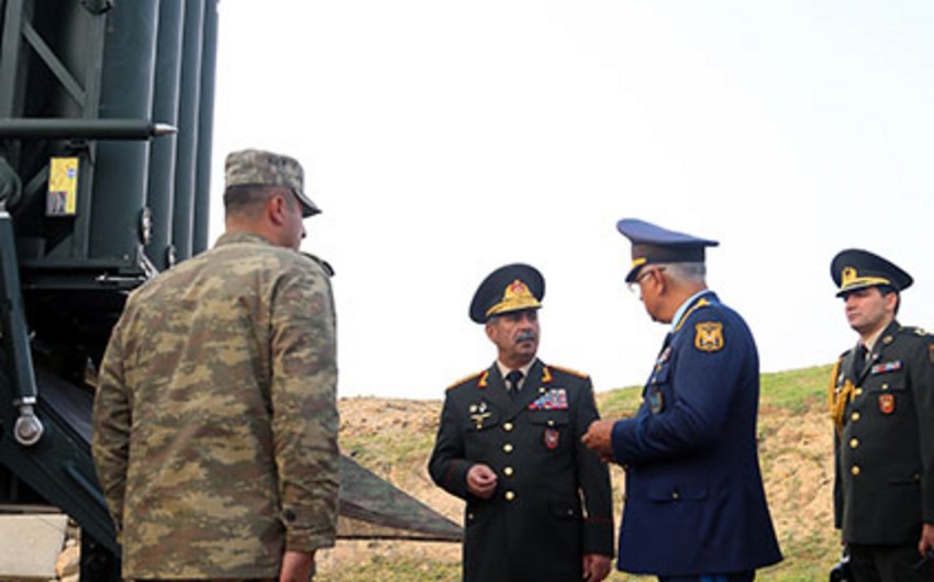 Министр обороны Азербайджана проверил боеготовность новых зенитно-ракетных систем