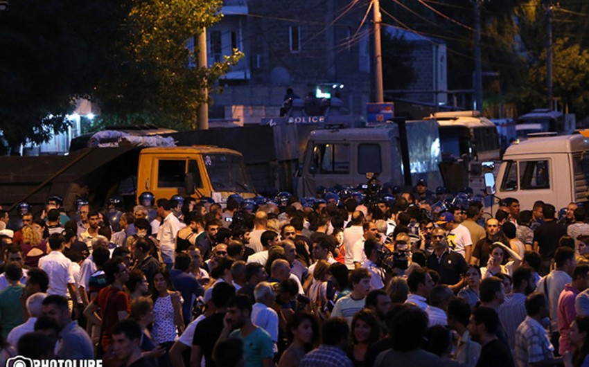 При столкновениях у отделения полиции в Ереване пострадали более 50 человек