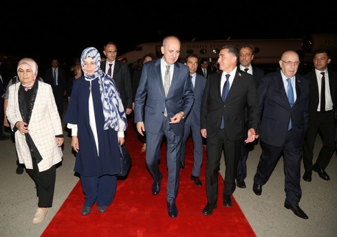 Председатель ВНС Турции Нуман Куртулмуш прибыл в Азербайджан