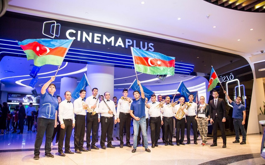 CinemaPlus провел флешмоб в честь Дня Государственного флага - ВИДЕО