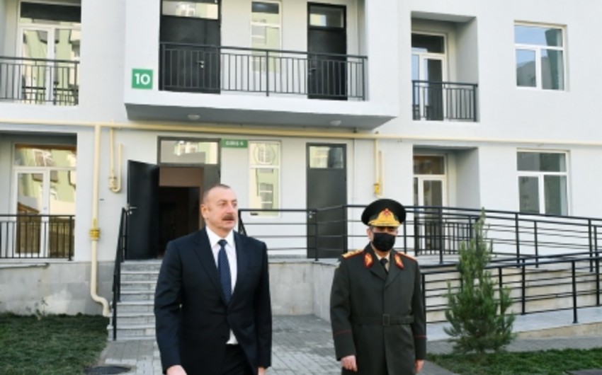 Ильхам Алиев ознакомился с условиями, созданными в квартирах для семей шехидов и военнослужащих 