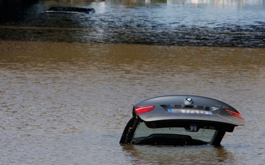 В Баку Mercedes упал в водоканал, есть пострадавшие - ВИДЕО