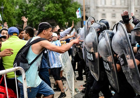 В Буэнос-Айресе начались столкновения между полицией и фанатами Марадоны