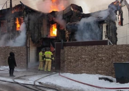 Четыре человека погибли при пожаре в двухэтажном доме в Иркутской области РФ