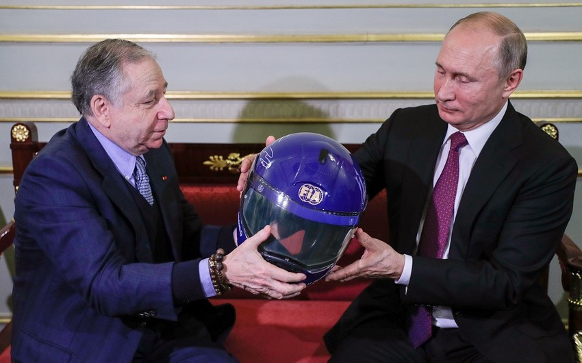 Президент Международной автомобильной федерации подарил Владимиру Путину гоночный шлем